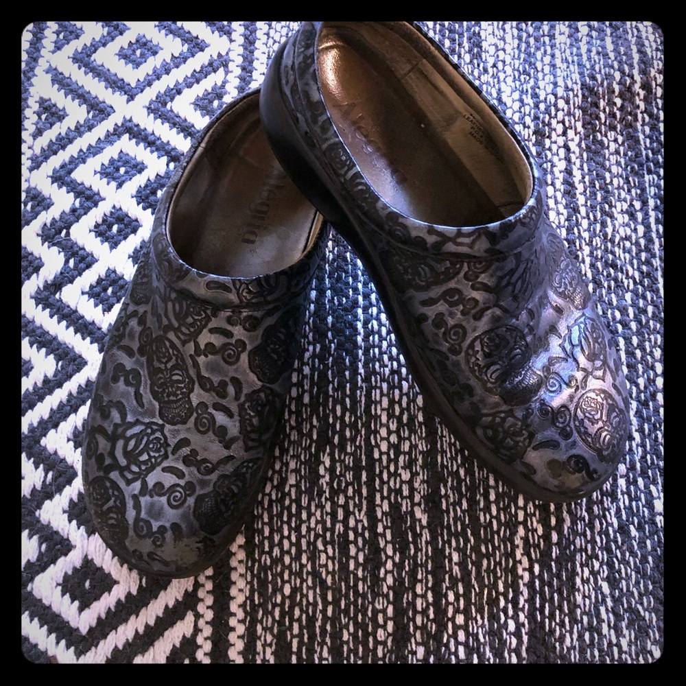 Algeria Nursing shoes SZ 39 (8.5-9)